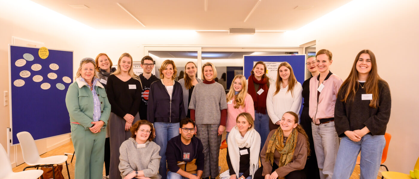Ehrenamtliche im Austausch mit Sandra Khalatbari aus dem Abgeordnetenhaus Berlin