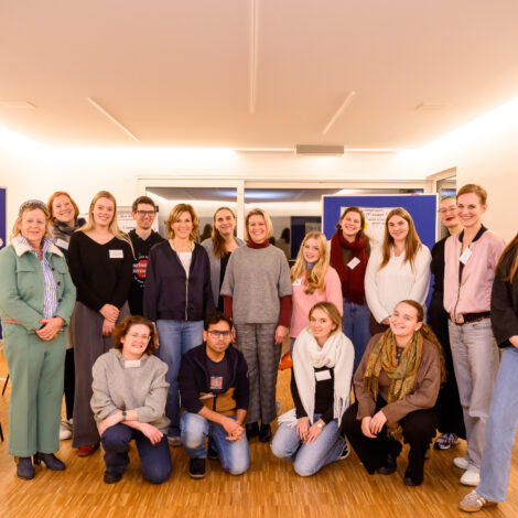 Ehrenamtliche im Austausch mit Sandra Khalatbari aus dem Abgeordnetenhaus Berlin