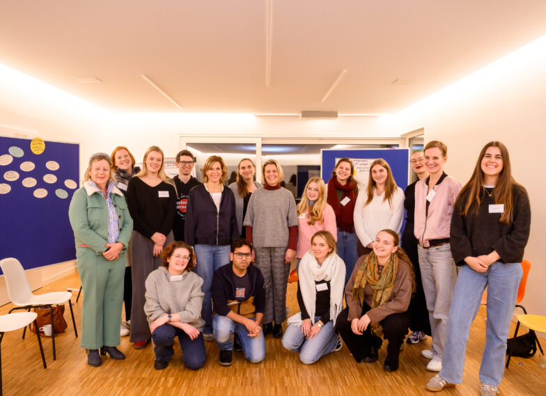 Ehrenamtliche im Austausch mit Sandra Khalatbari aus dem Abgeordnetenhaus Berlin