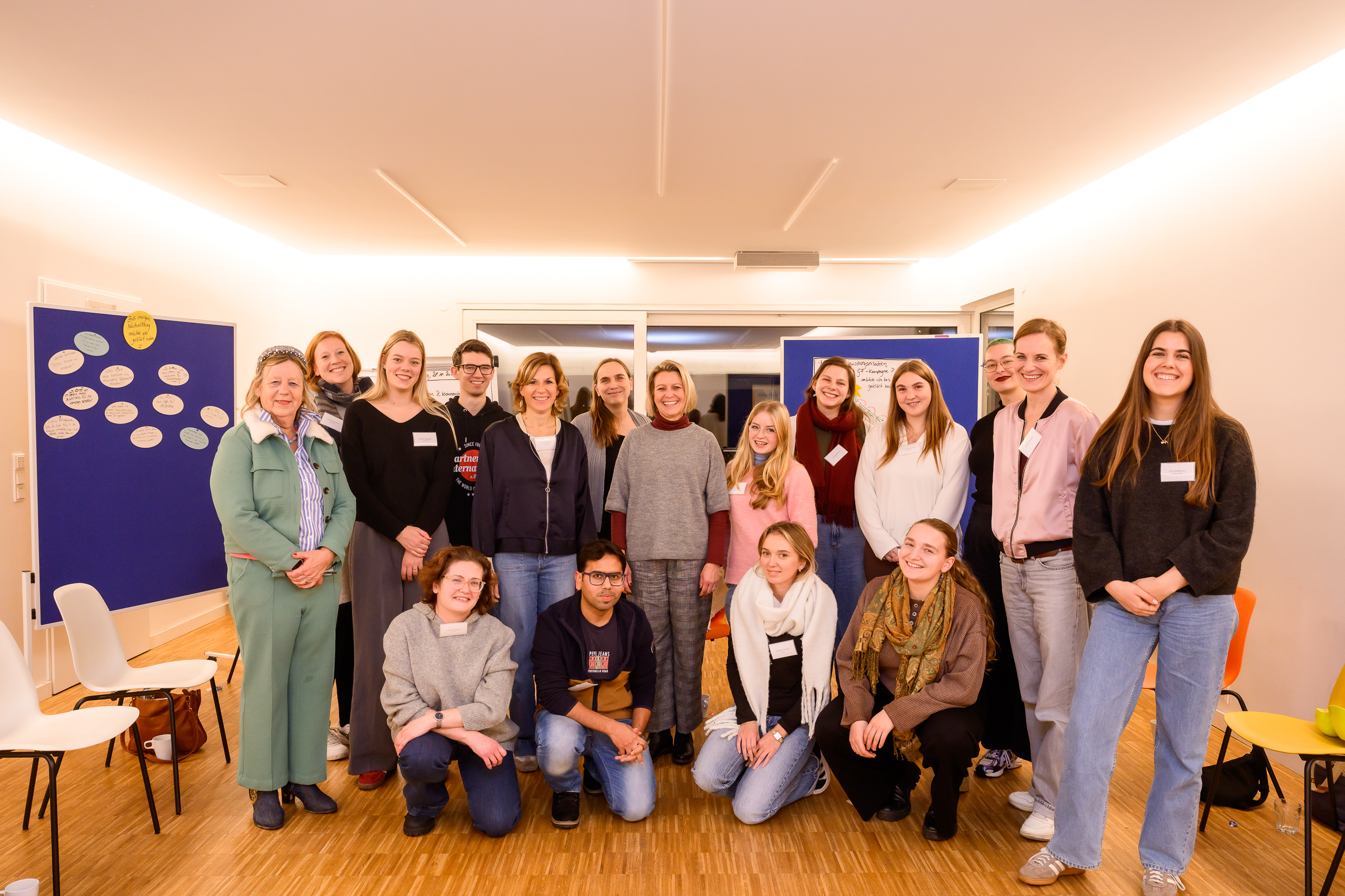 Ehrenamtliche im Austausch mit Sandra Khalatbari aus dem Abgeordnetenhaus Berlin