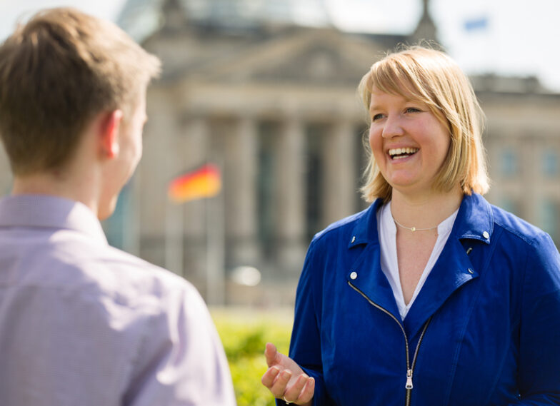 Dr. Wiebke Esdar wird 100. Botschafterin der AJA-Gastfamilienkampagne „Offene Türen, offene Herzen – Austausch braucht Gastfamilien“